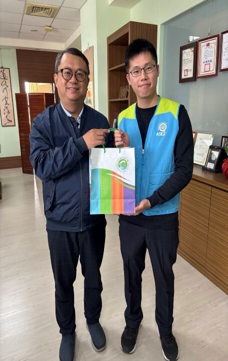 校長偕同與會人員合影並致贈每位來訪同學紀念品