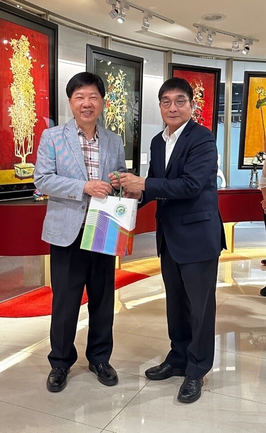 台北海大林俊彥校長感謝ViewSonic朱家良董事長,致贈小禮物
