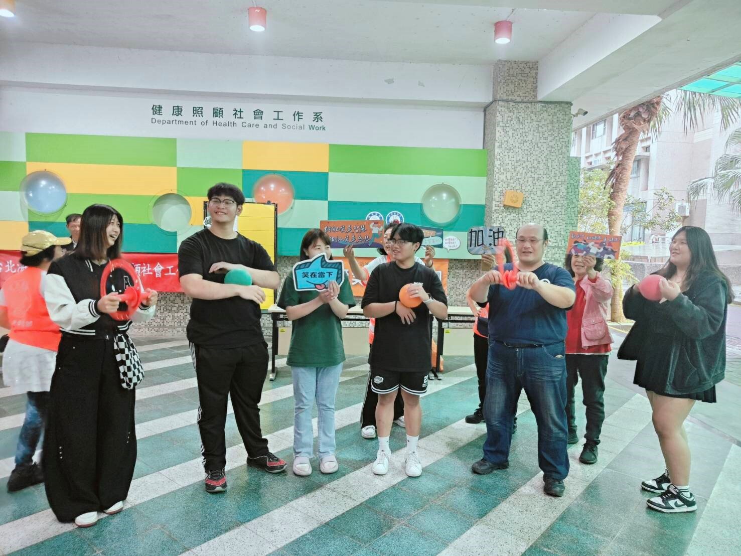 林鈺洲老師率領學生比笑聲