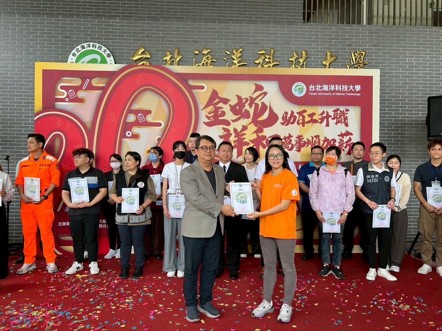 呂曜志校長頒發感謝狀給廠商們