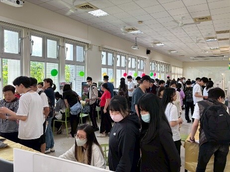 觀展人潮眾多 現場氣氛熱烈