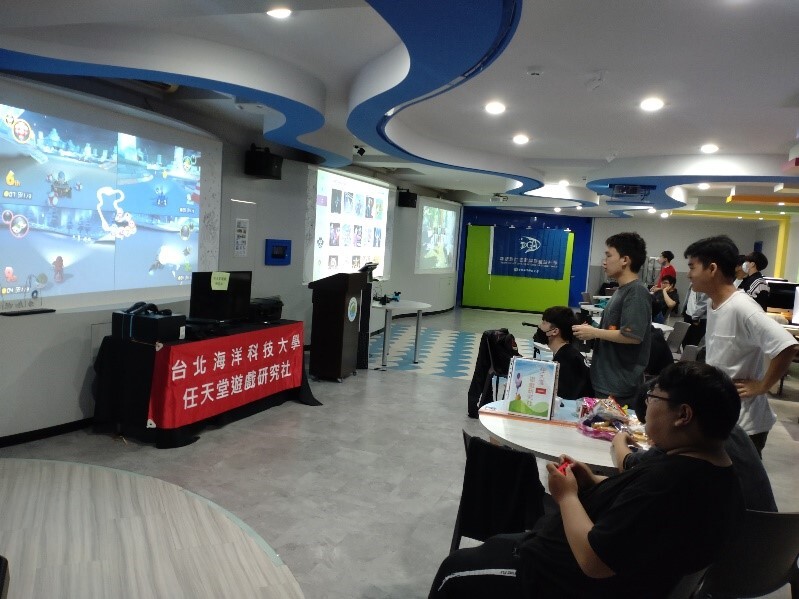 同學在玩瑪莉歐系列小遊戲時的專注表情