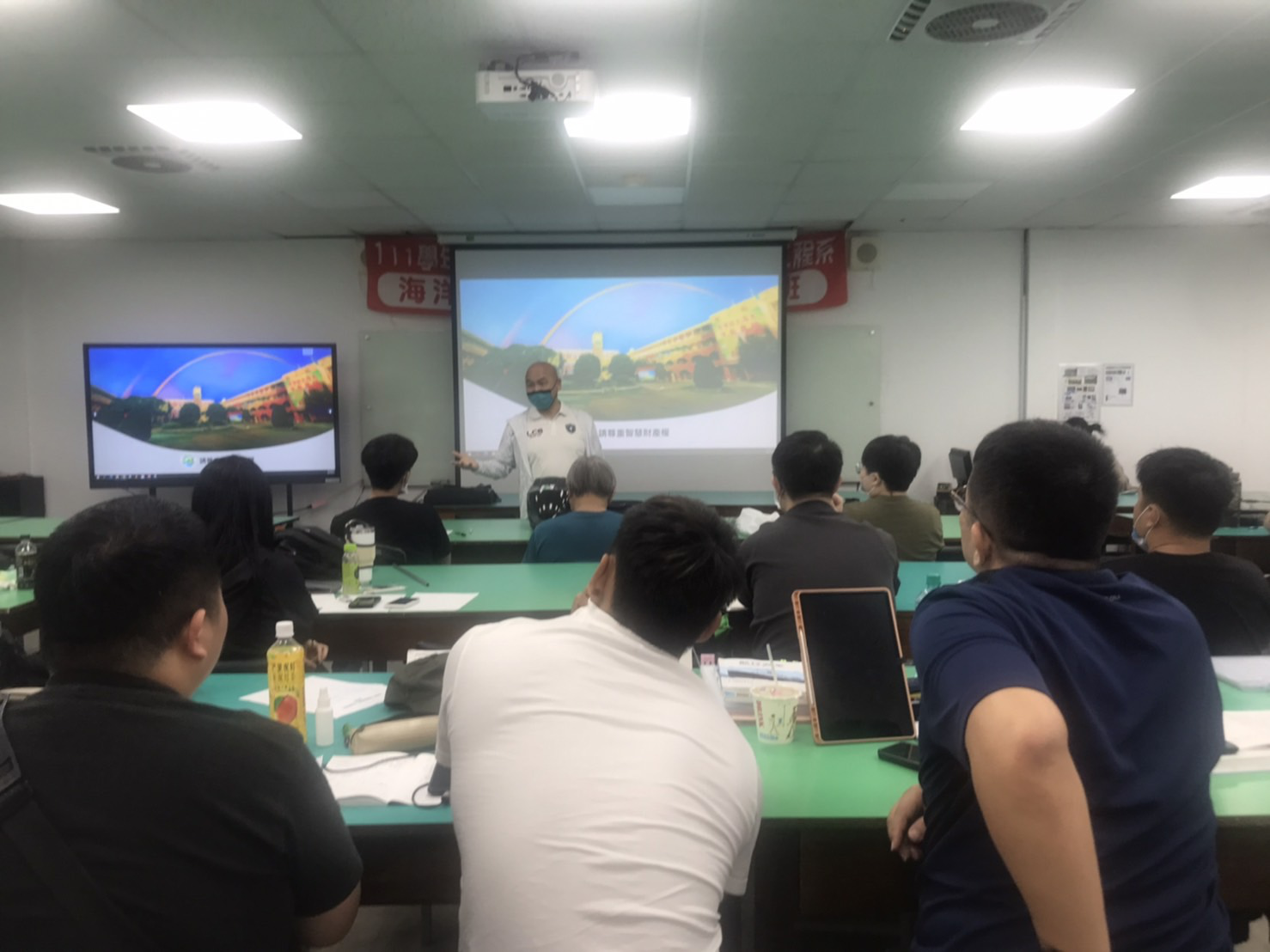 前航海系方信雄主任指導學生準備考試之情景