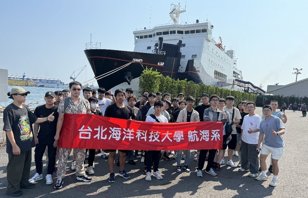 於高雄港與澎湖輪合影留念