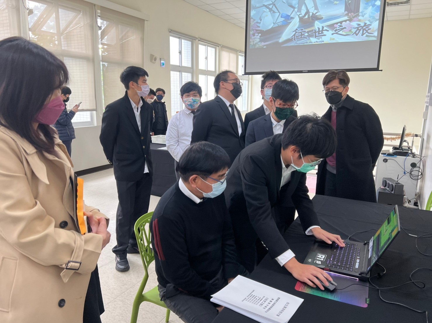 展出組員為校長與師長示範遊戲操作方式