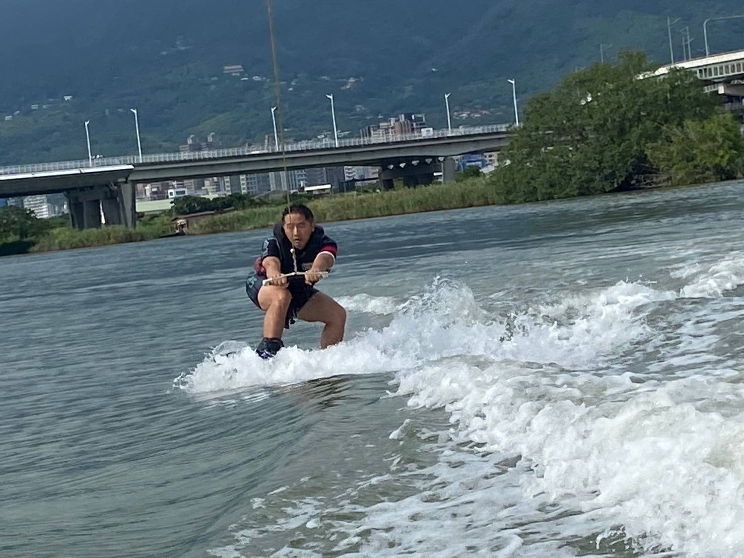 強強滾的USR社子島滑水體驗 駕馭滑板帥氣乘風破浪