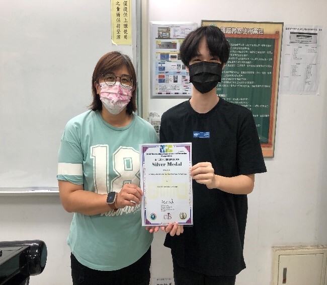 遊三明楊千鋒、昌家銳同學授獎
