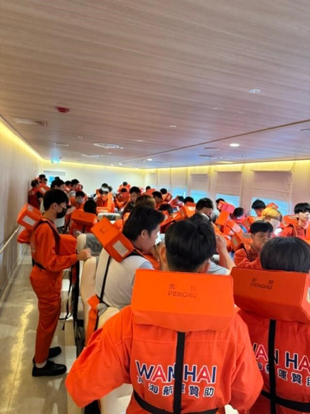   課前說明與救生衣穿著示範
