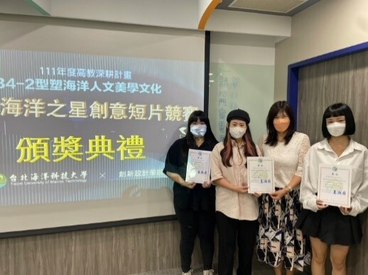 王淑貞院長與第一名 陳心惠、莊韋珊、陳宥禎
