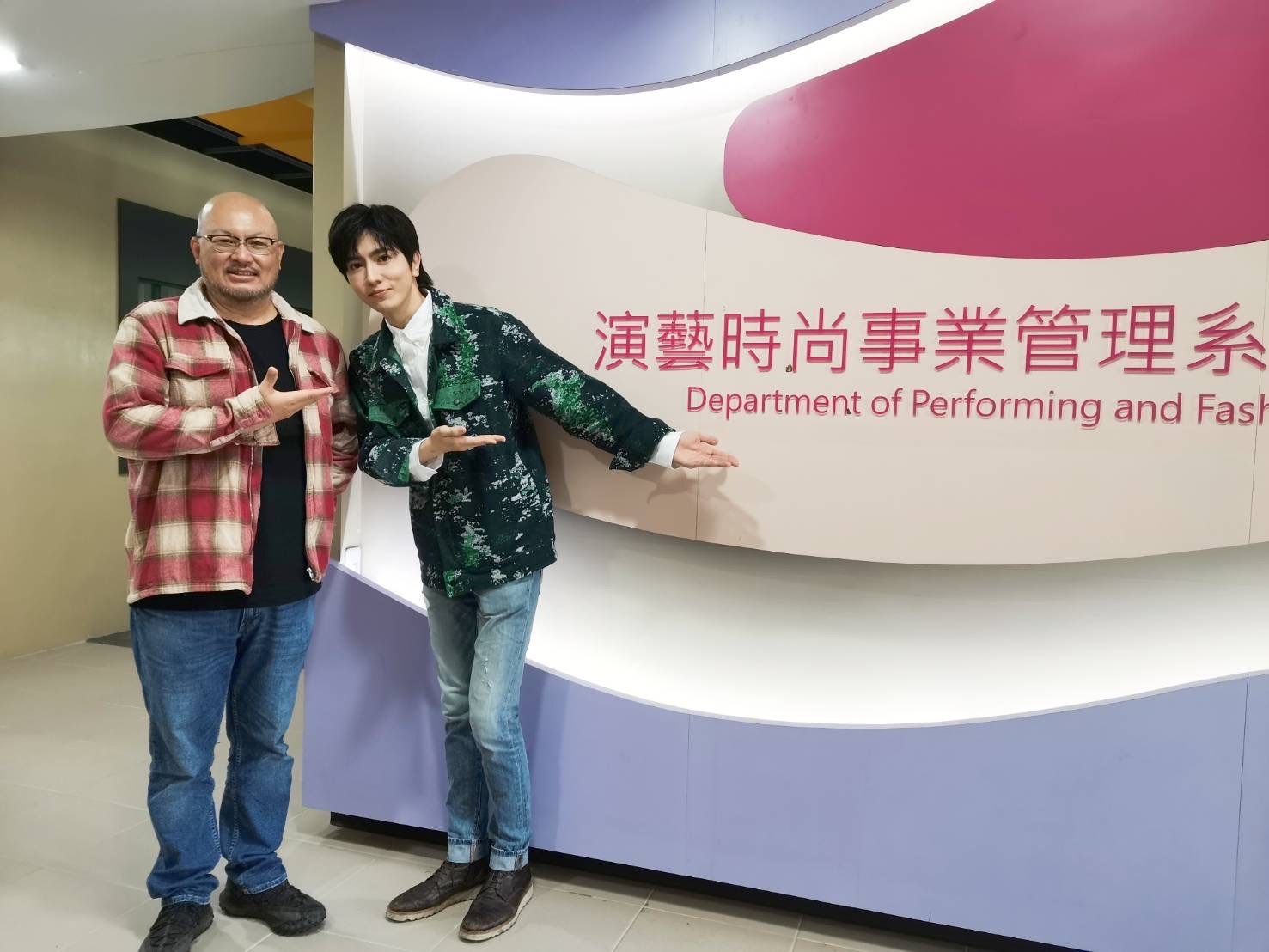 台北海大演藝系主任劉亮佐和陳璽安都剛好是知名經紀人周彥彤合作藝人,意外成了師兄弟