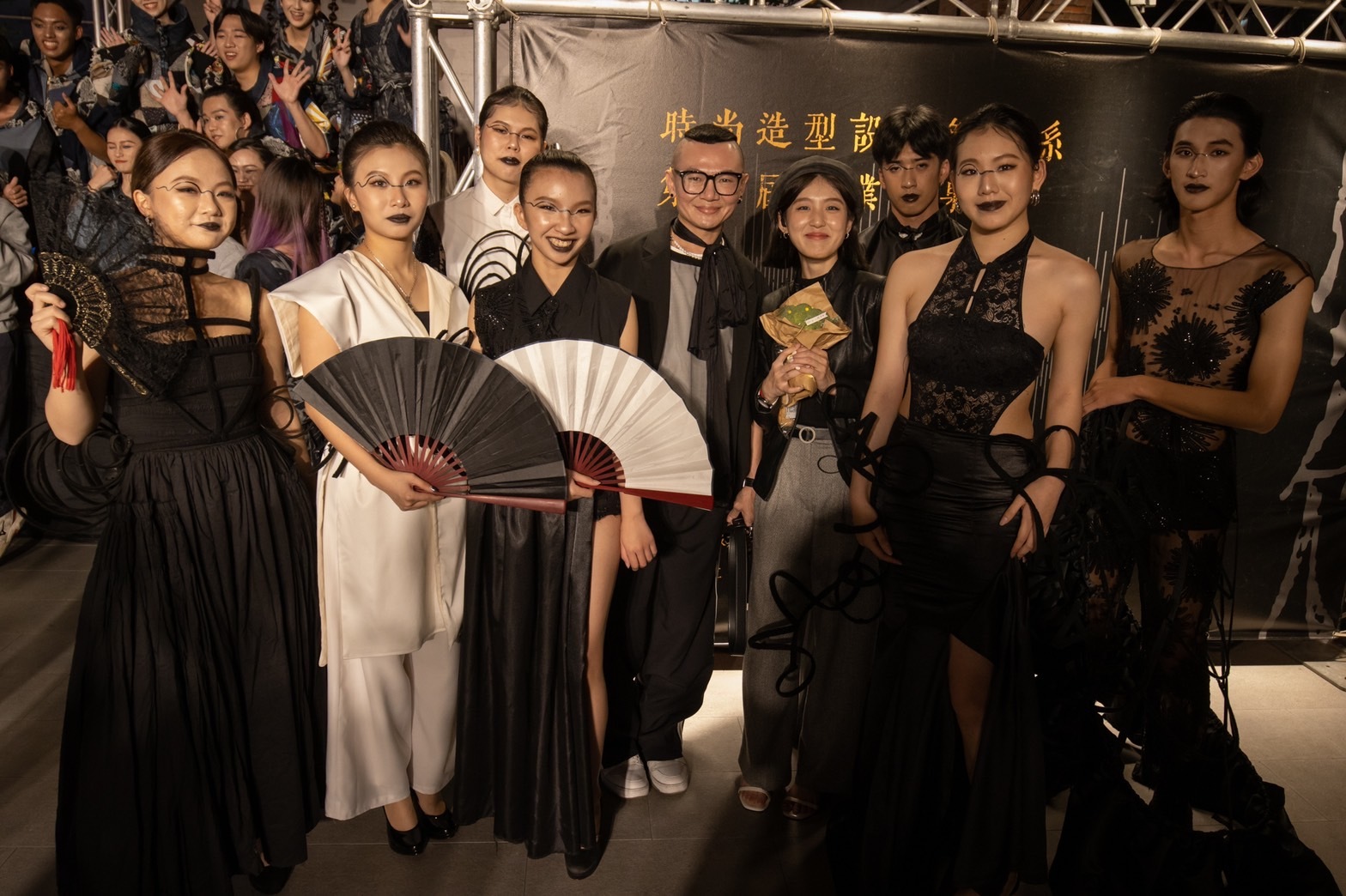 謝金燕、陳美鳳御用造型師，也是浪凡時任品牌經理Tiger(左5)非常喜歡明珍珠(左6)新中國風的無疆作品